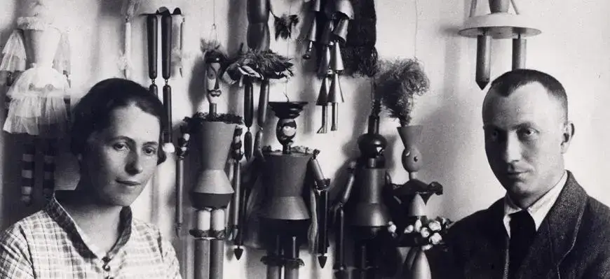3204033 web e. linck sophie taeuber and hans arp in front of puppets 1918 stiftung arp e.v