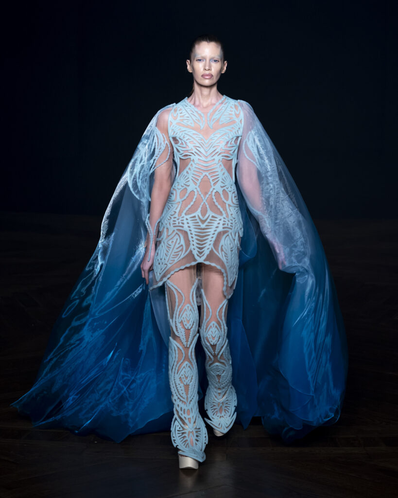 Iris van Herpen célèbre l’océan en haute couture 4 001 IVH Sympoiesis