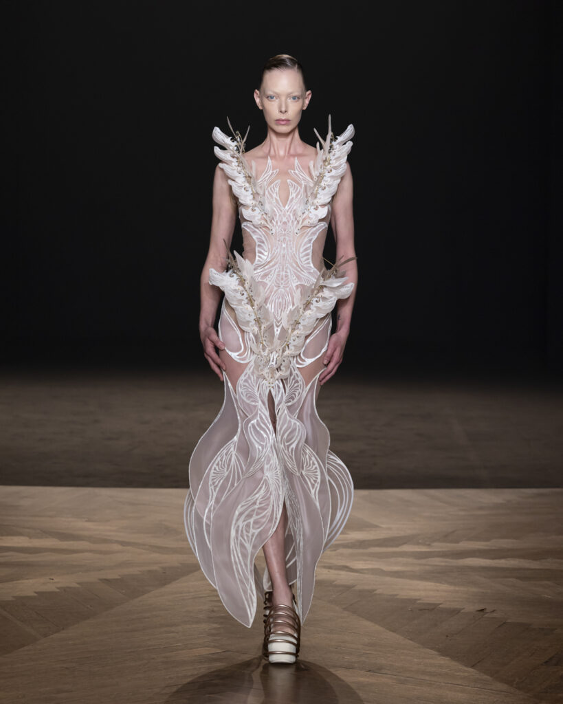 Iris van Herpen célèbre l’océan en haute couture 1 Iris Van Erpen