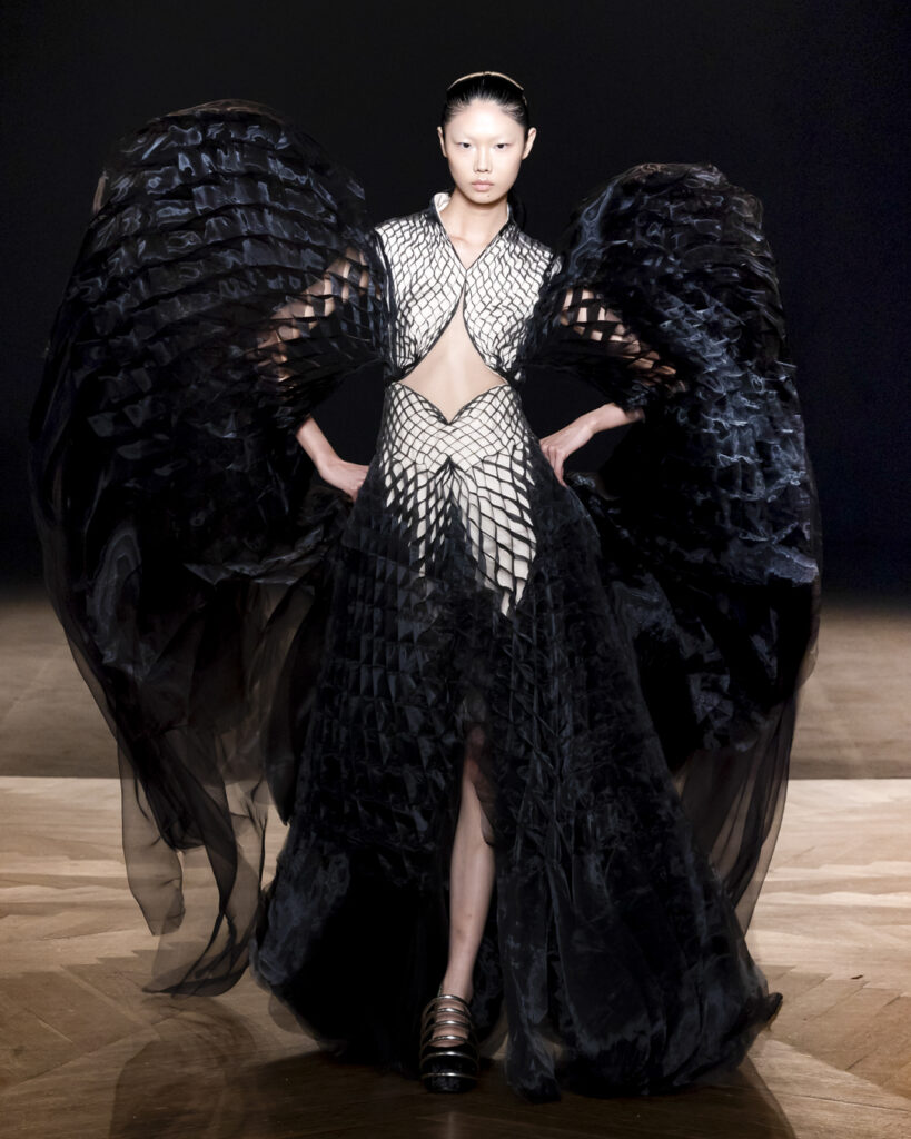 Iris van Herpen célèbre l’océan en haute couture 3 Iris van Erpen