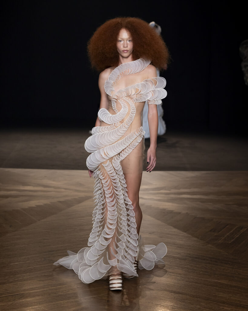 Iris van Herpen célèbre l’océan en haute couture 5 Iris van Herpen