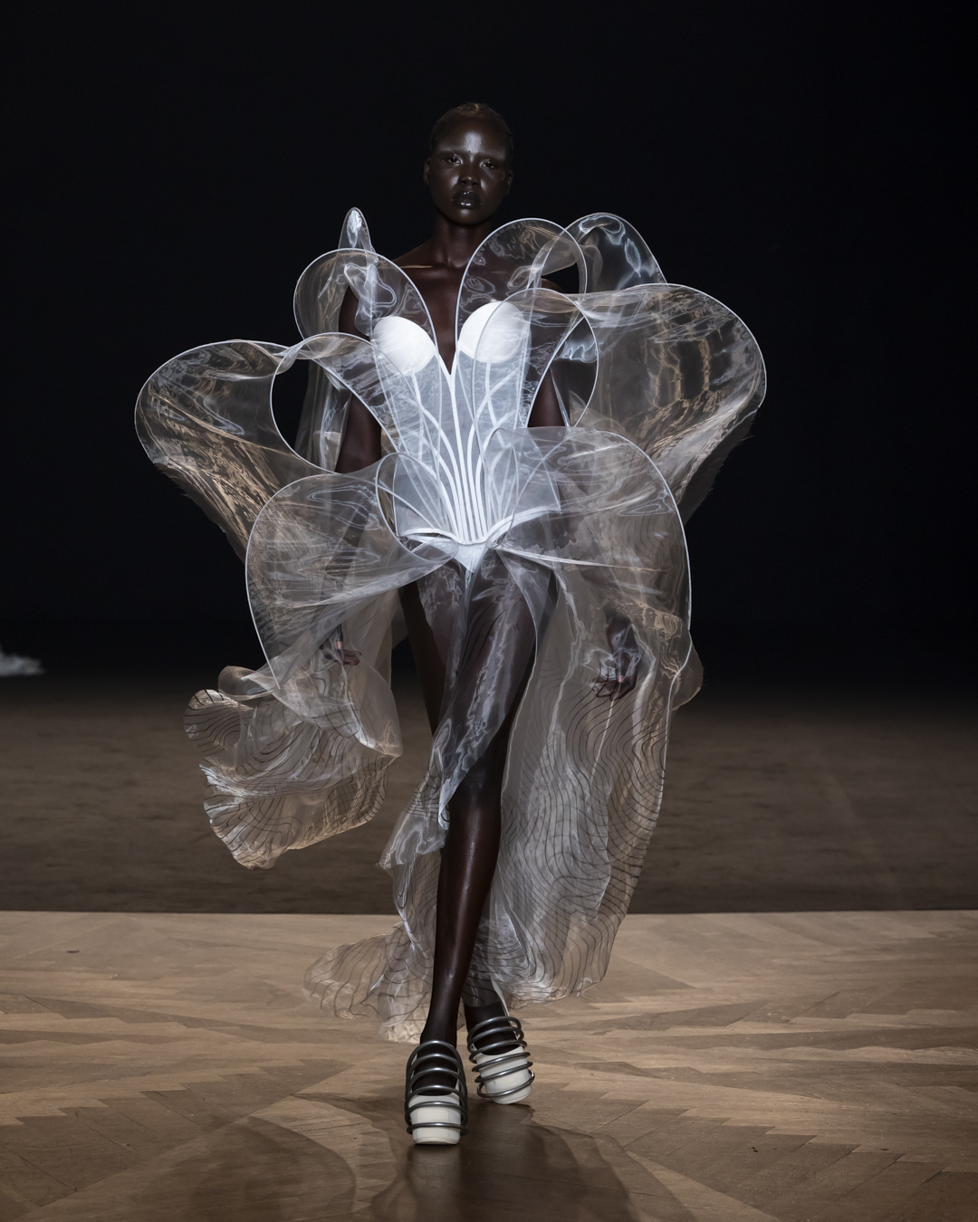 Iris van Herpen célèbre l’océan en haute couture 2 014 IVH Sympoiesis
