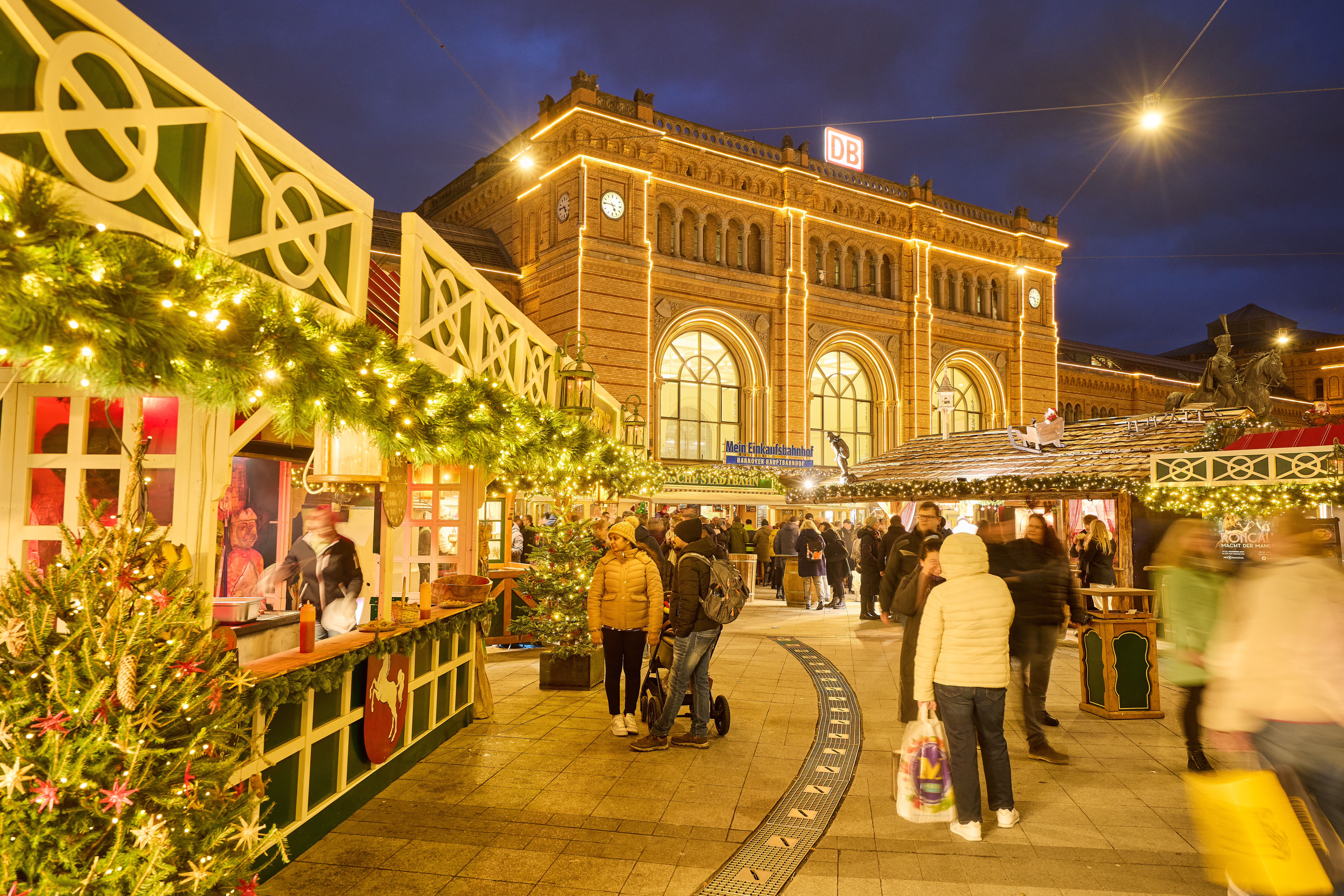 Hannover Roncalli Christmas Markt at the Main Station c HMTG Christian Wyrwa