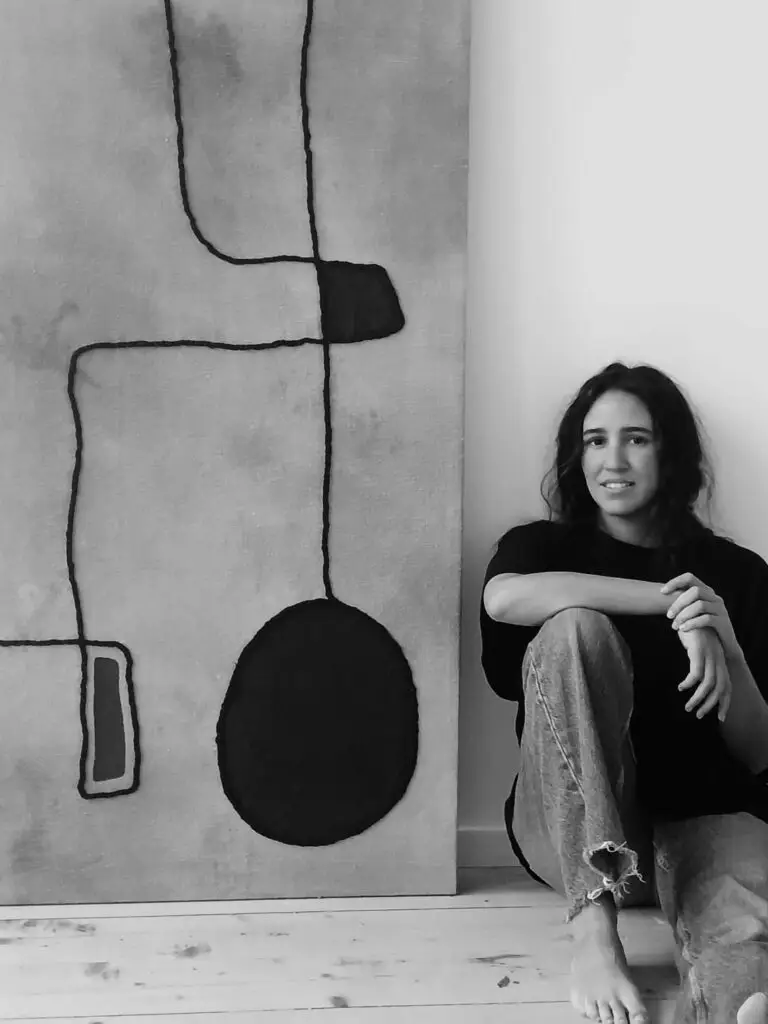 “Dualités” : L’Exposition d’Inès Jebari à Bruxelles 1 WhatsApp Image 2025 12 02 at 00.51.59