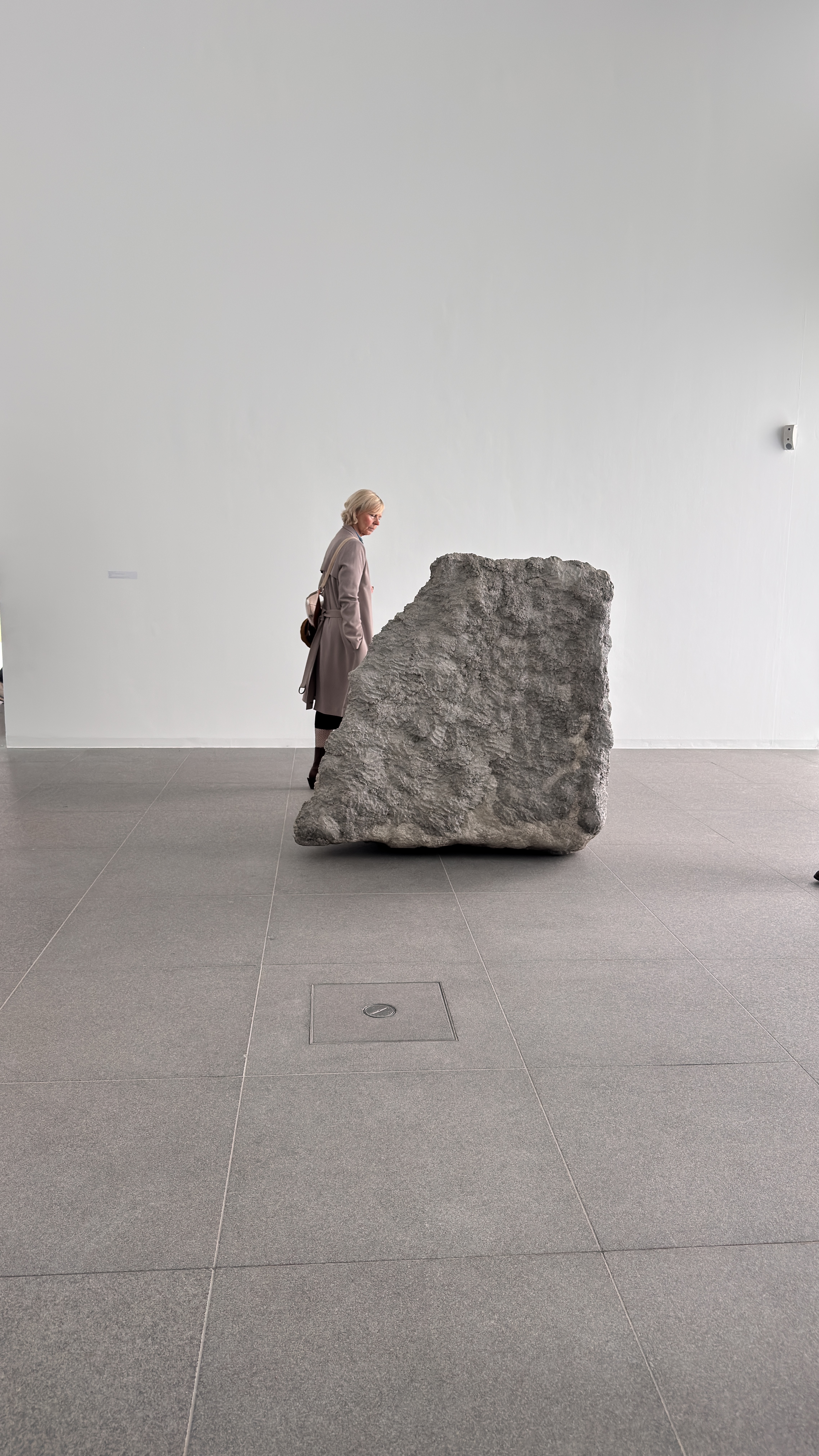 Au MACS, Lucia Bru Transforme La Matière En Poésie Dans Une Exposition Captivante 6 IMG 4685