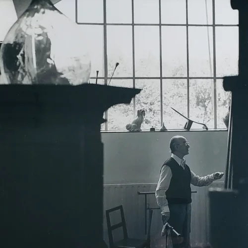 Gaston Bertrand dans son atelier 1977 © Luc Schrobiltgen. Maison atelier de GB à Uccle, construite par l’architecte Jacques Dupuis en 1949 Gaston Bertrand